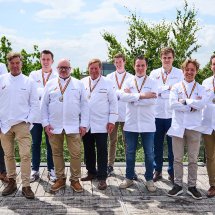 Voorzitter met deel nieuwe leden