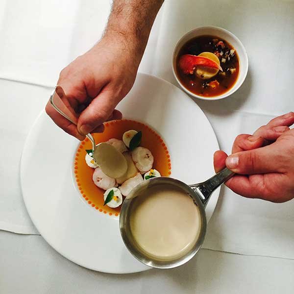 Le Faitout ... chez vous ...  En cuisine ... Eric, Emilie et Maxence travaillent afin de vous garantir des repas savoureux à la maison.